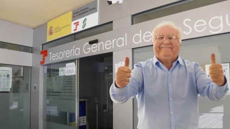 Jubilado feliz frente a la Tesorería General de la Seguridad Social tras aumento de pensión mínima por cambio familiar.