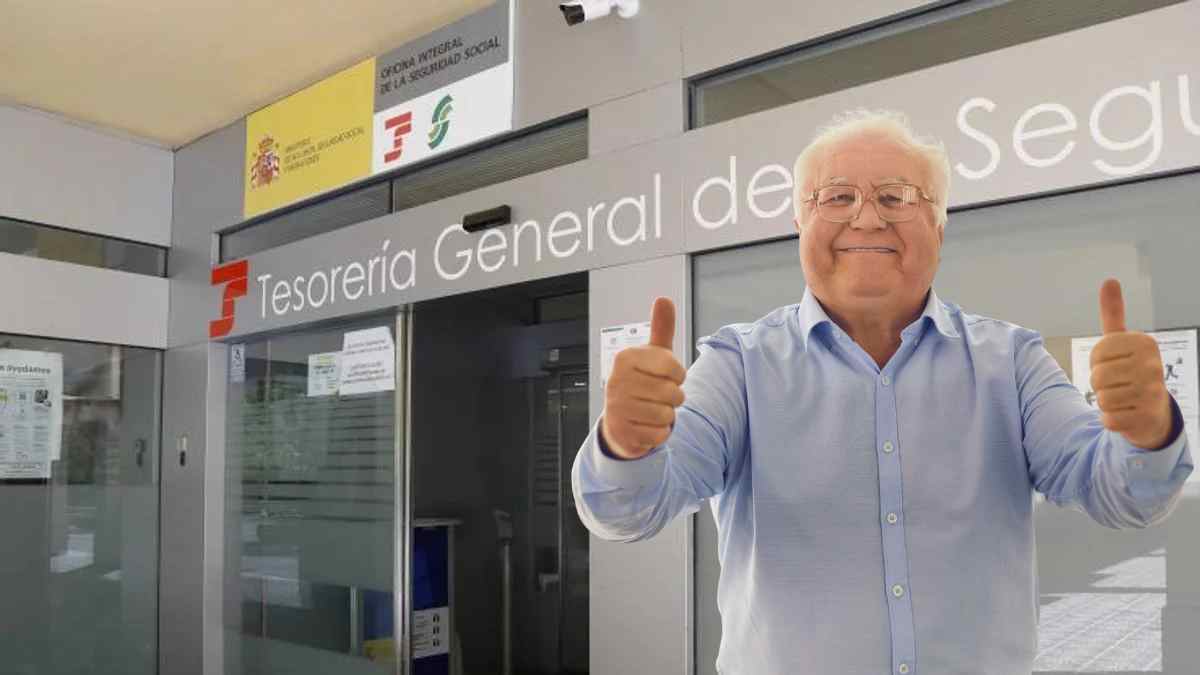 Jubilado feliz frente a la Tesorería General de la Seguridad Social tras aumento de pensión mínima por cambio familiar.
