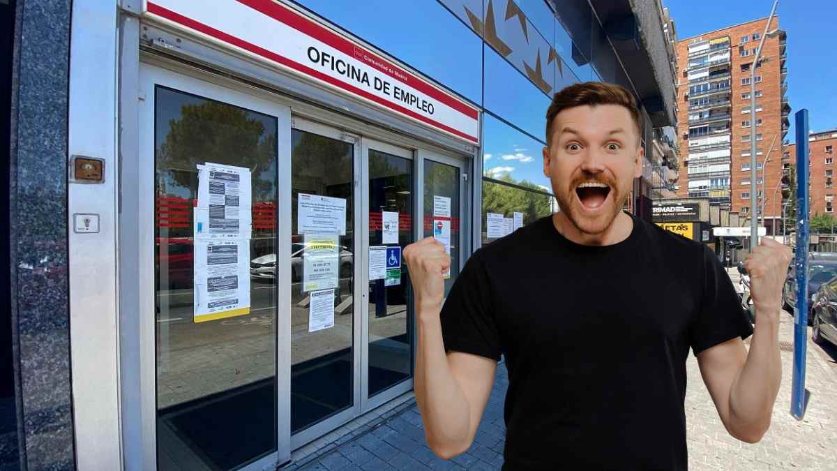 Hombre feliz frente a oficina del SEPE por ampliación del plazo del subsidio por desempleo.