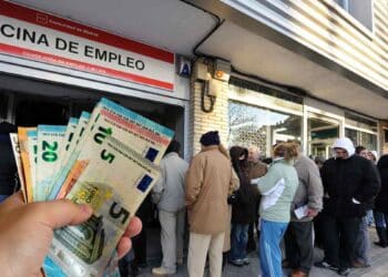 Personas en una oficina de empleo del SEPE esperando para solicitar ayudas de hasta 3.000 euros por cotización insuficiente.