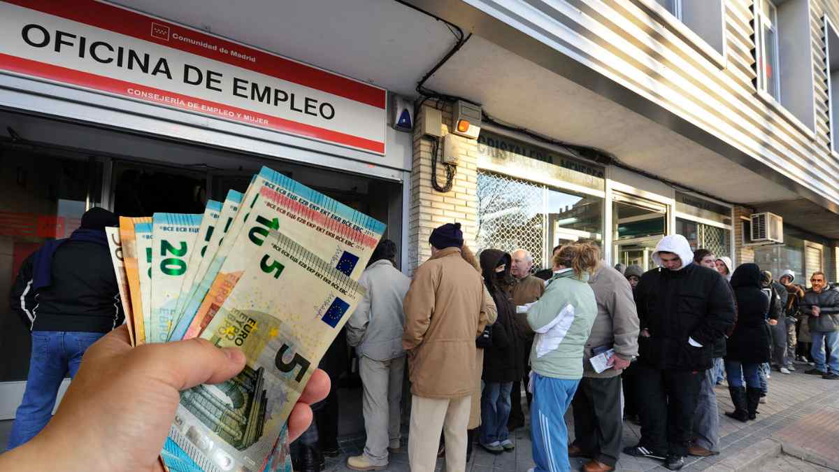Personas en una oficina de empleo del SEPE esperando para solicitar ayudas de hasta 3.000 euros por cotización insuficiente.
