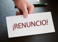 trabajador entrega carta de renuncia laboral por baja voluntaria ante el sepe.