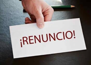 trabajador entrega carta de renuncia laboral por baja voluntaria ante el sepe.