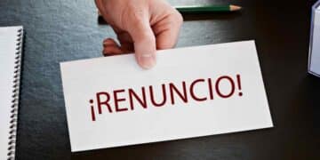 trabajador entrega carta de renuncia laboral por baja voluntaria ante el sepe.