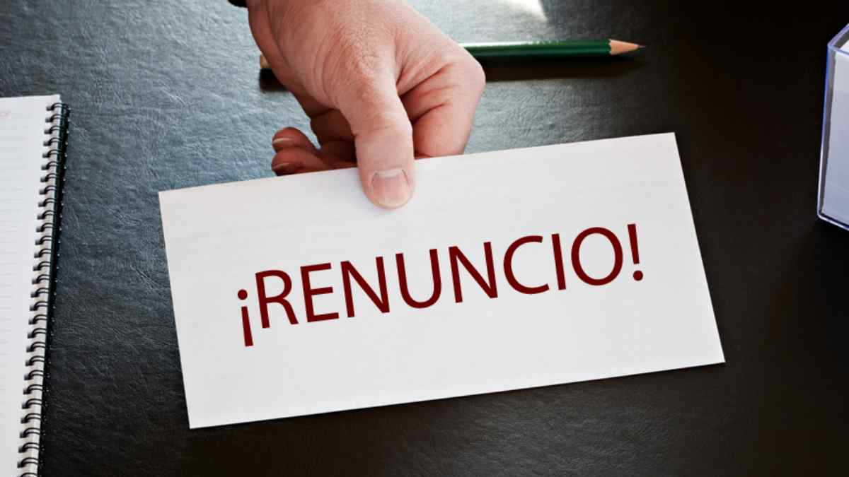 trabajador entrega carta de renuncia laboral por baja voluntaria ante el sepe.