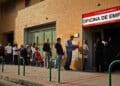 Personas haciendo cola en una oficina de empleo del SEPE para solicitar la prestación por desempleo..