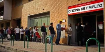 Personas haciendo cola en una oficina de empleo del SEPE para solicitar la prestación por desempleo..