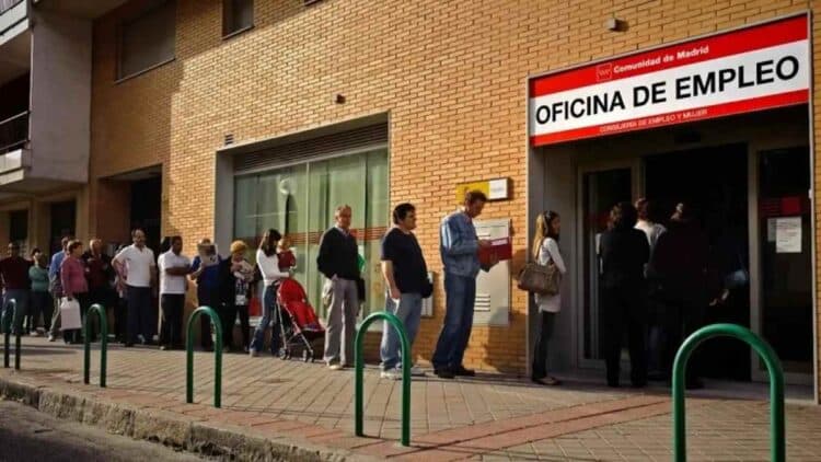 Personas haciendo cola en una oficina de empleo del SEPE para solicitar la prestación por desempleo..