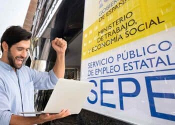 Hombre celebra al conocer que puede cobrar el IMV y el subsidio para mayores de 52 años según el SEPE.