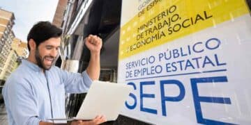 Hombre celebra al conocer que puede cobrar el IMV y el subsidio para mayores de 52 años según el SEPE.