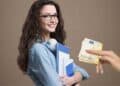 joven estudiante recibe ayuda de 600 euros del SEPE por cursos gratuitos financiados por la Unión Europea.