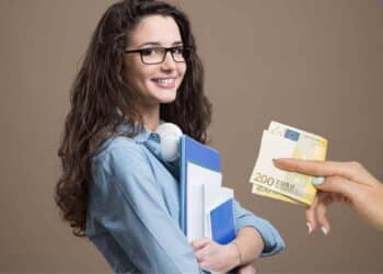 joven estudiante recibe ayuda de 600 euros del SEPE por cursos gratuitos financiados por la Unión Europea.