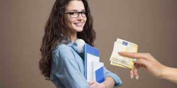 joven estudiante recibe ayuda de 600 euros del SEPE por cursos gratuitos financiados por la Unión Europea.