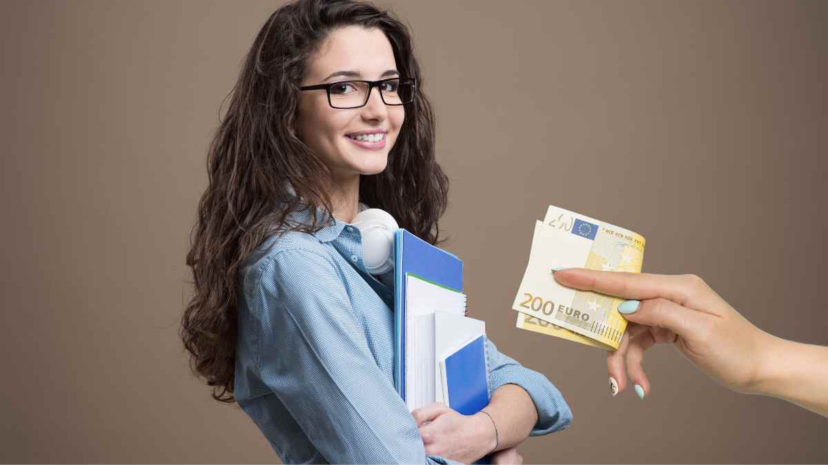 joven estudiante recibe ayuda de 600 euros del SEPE por cursos gratuitos financiados por la Unión Europea.