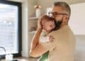 Padre cuidando a su bebé durante el permiso parental recordado por el SEPE y los sindicatos.