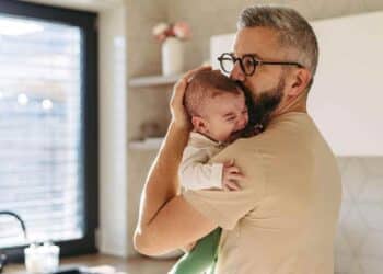 Padre cuidando a su bebé durante el permiso parental recordado por el SEPE y los sindicatos.