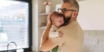 Padre cuidando a su bebé durante el permiso parental recordado por el SEPE y los sindicatos.