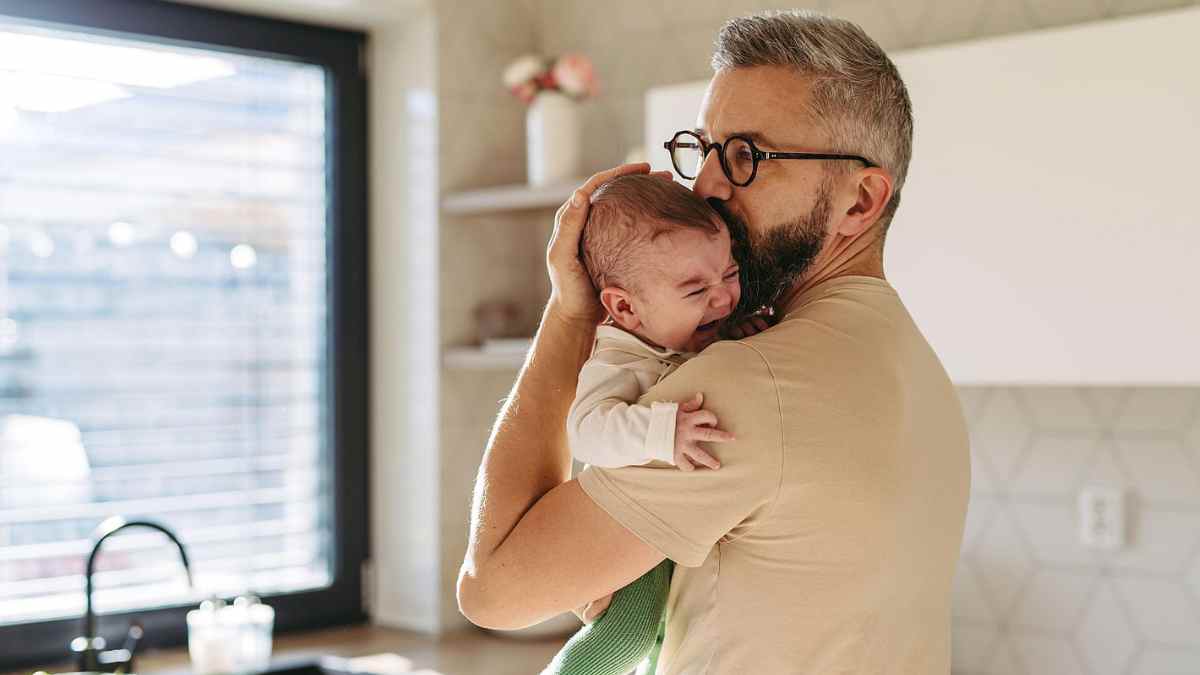Padre cuidando a su bebé durante el permiso parental recordado por el SEPE y los sindicatos.