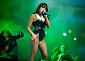 Aitana actuando en un concierto