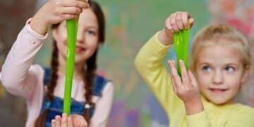 niñas jugando con slime verde casero hecho con cola blanca, detergente y colorante.