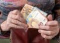 Persona mayor contando billetes de euro tras la subida de las pensiones 2026 por el IPC