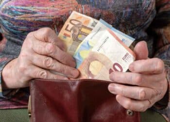 Persona mayor contando billetes de euro tras la subida de las pensiones 2026 por el IPC
