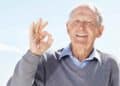 Pensionista sonriente representa la subida de las pensiones en 2026 con previsión para máximas, medias y mínimas.