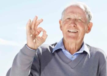 Pensionista sonriente representa la subida de las pensiones en 2026 con previsión para máximas, medias y mínimas.