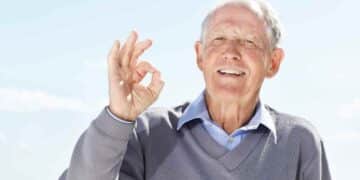 Pensionista sonriente representa la subida de las pensiones en 2026 con previsión para máximas, medias y mínimas.