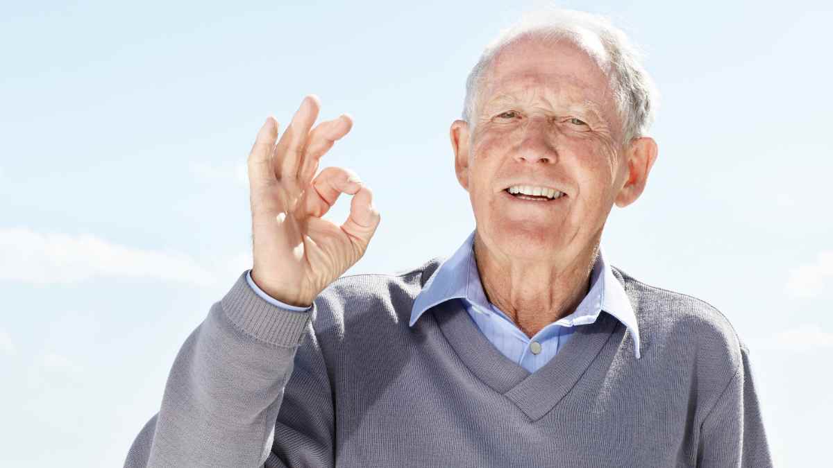 Pensionista sonriente representa la subida de las pensiones en 2026 con previsión para máximas, medias y mínimas.