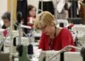 Trabajadoras del sector textil en taller de confección con subida salarial hasta 2026.