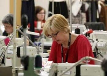 Trabajadoras del sector textil en taller de confección con subida salarial hasta 2026.