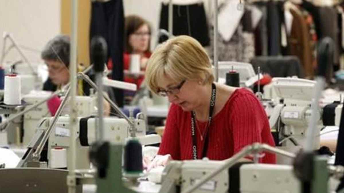 Trabajadoras del sector textil en taller de confección con subida salarial hasta 2026.