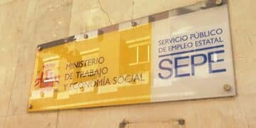 Cartel del SEPE y Ministerio de Trabajo, relacionado con el subsidio para emigrantes retornados poco conocido.