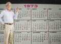 Hombre mayor frente a un calendario de 1973 sobre el subsidio del SEPE para mayores de 52 años.