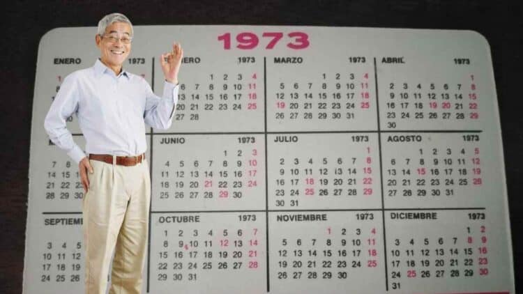 Hombre mayor frente a un calendario de 1973 sobre el subsidio del SEPE para mayores de 52 años.