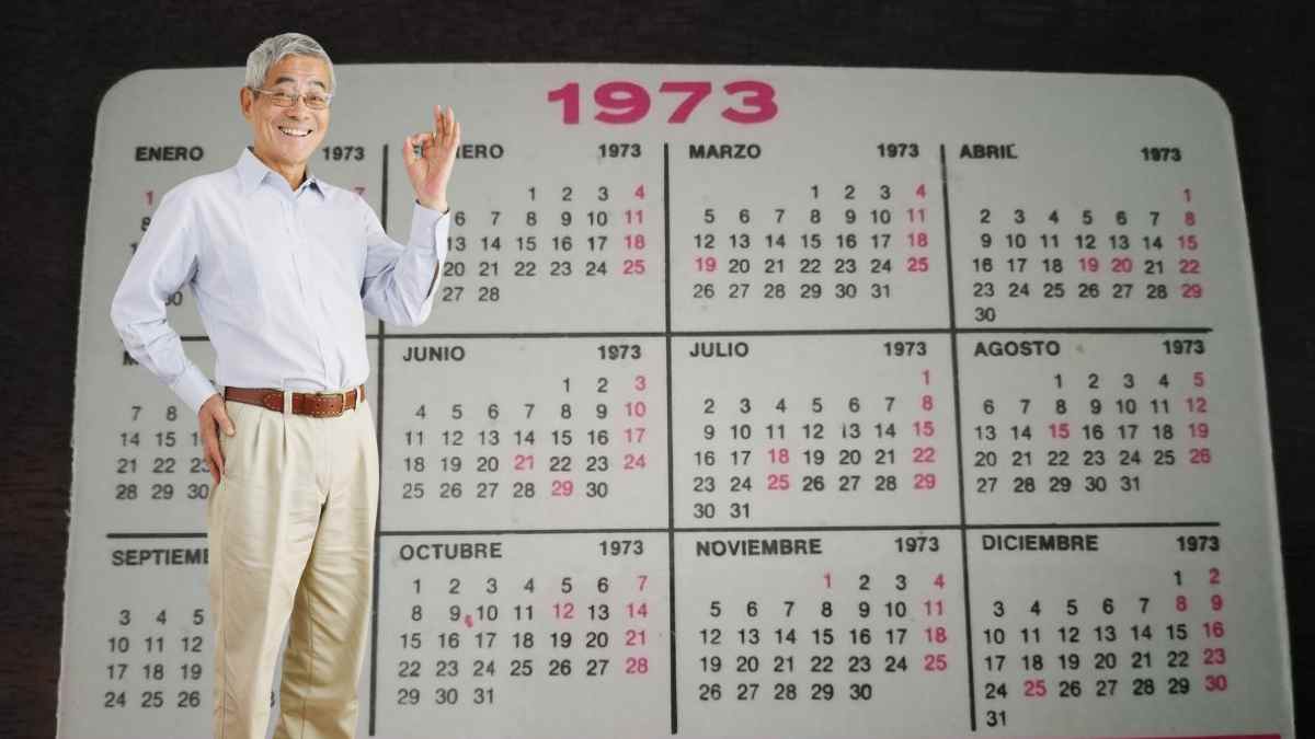 Hombre mayor frente a un calendario de 1973 sobre el subsidio del SEPE para mayores de 52 años.