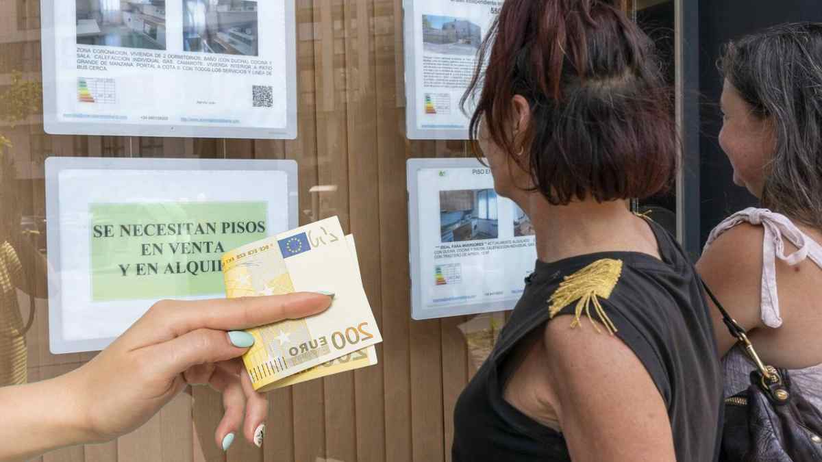 Personas buscan piso en alquiler en Madrid con billetes de euro por ayudas al alquiler 2025.