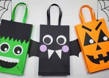 Bolsas de Halloween hechas por niños en el taller infantil de la Biblioteca Miguel Hernández en Vallecas.