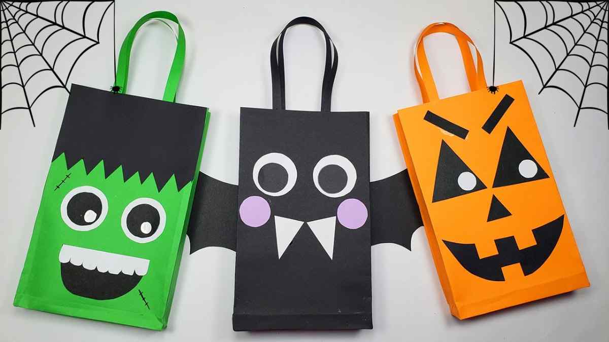 Bolsas de Halloween hechas por niños en el taller infantil de la Biblioteca Miguel Hernández en Vallecas.