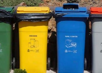 Contenedores de reciclaje en Madrid por la nueva tasa de basuras municipal de 141 euros por hogar.