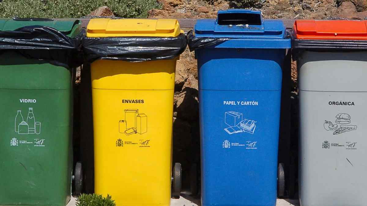 Contenedores de reciclaje en Madrid por la nueva tasa de basuras municipal de 141 euros por hogar.