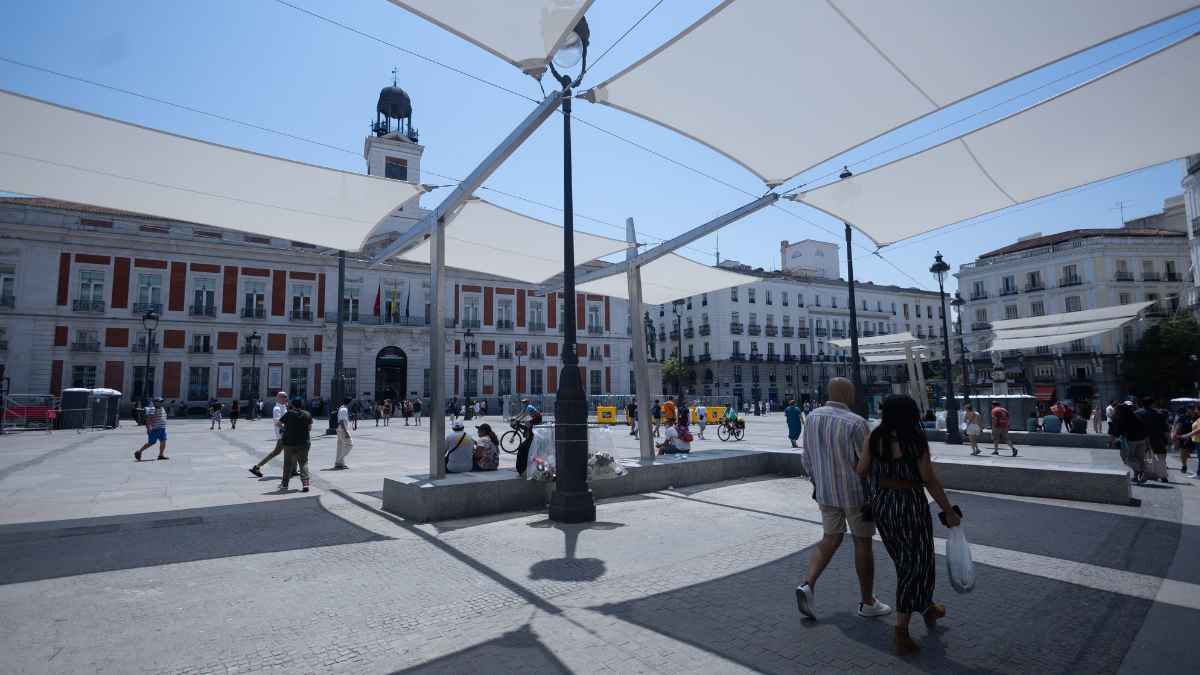 Toldos instalados en la Puerta del Sol de Madrid financiados por el Ayuntamiento con un coste de 1,7 millones de euros