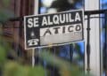 Cartel de se alquila ático en España con referencia al tope del alquiler del BOE.