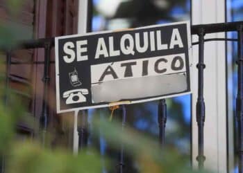 Cartel de se alquila ático en España con referencia al tope del alquiler del BOE.