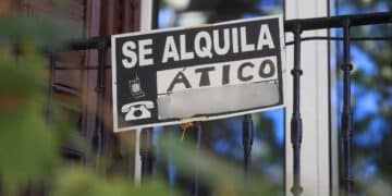 Cartel de se alquila ático en España con referencia al tope del alquiler del BOE.