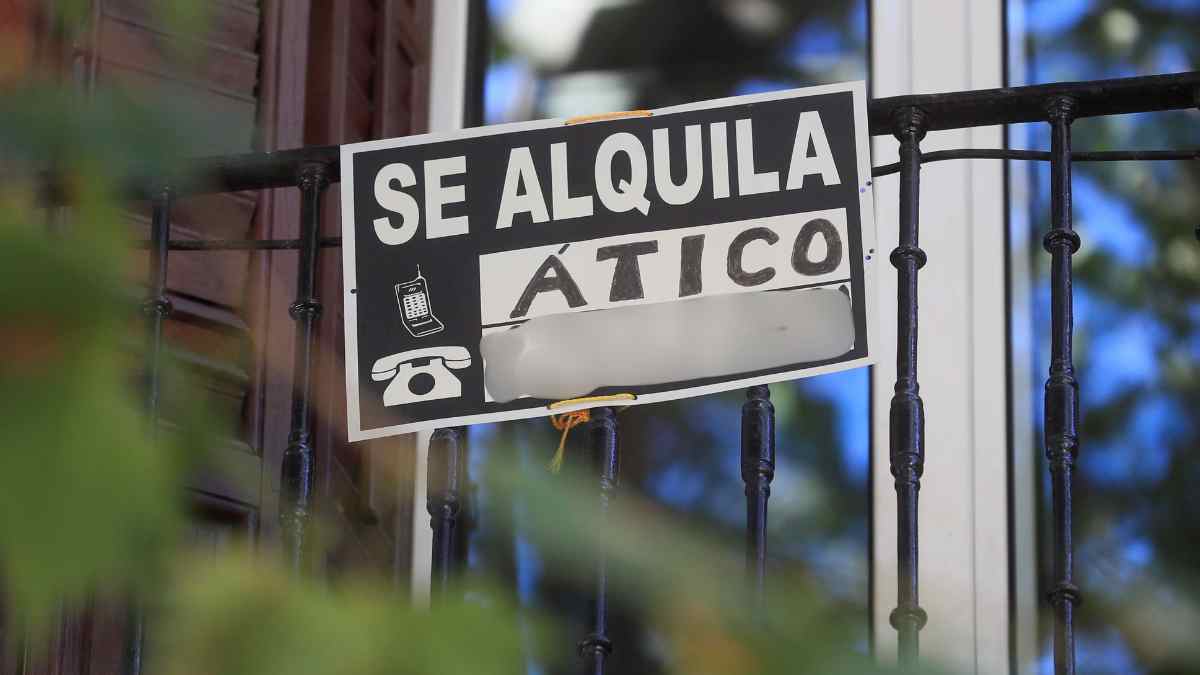 Cartel de se alquila ático en España con referencia al tope del alquiler del BOE.