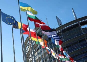 Banderas de la Unión Europea frente al Parlamento Europeo, sobre el nuevo reglamento de transferencias instantáneas sin comisiones.