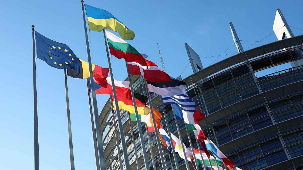 Banderas de la Unión Europea frente al Parlamento Europeo, sobre el nuevo reglamento de transferencias instantáneas sin comisiones.