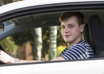 joven de 17 años conduciendo un coche tras la nueva norma de la Unión Europea.